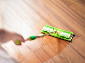 أسرار تنظيف الأرضيات الخشبية والحفاظ عليها لامعة وجميلة