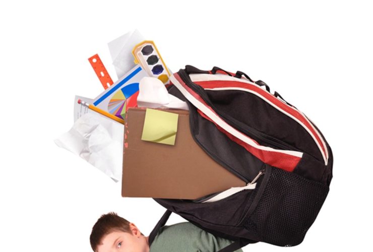كيفية التخلص من عبء حقيبة الظهر ..نصائح إتبعيها