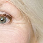 قناع بياض البيض للتخلص من تجاعيد العين.. قناع مفيد