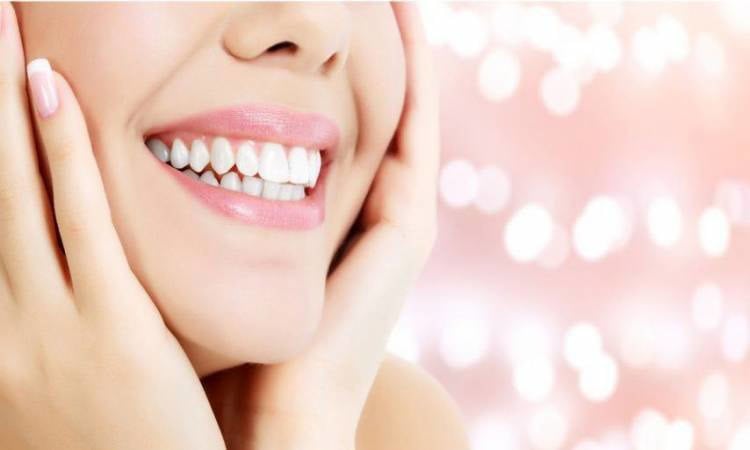 أسنان صحية لابتسامة مشرقة