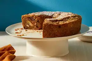 كعكة التفاح مع الزبيب والجوز.. حضريها في 3 خطوات