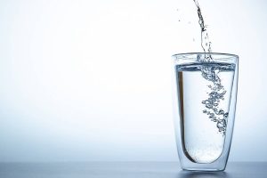 هل شرب الماء يساعد على خسارة الوزن؟