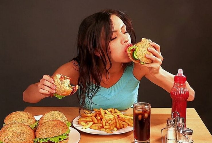 من الأكل العاطفي إلى السعادة.. خطوات بسيطة لتغيير عاداتك"