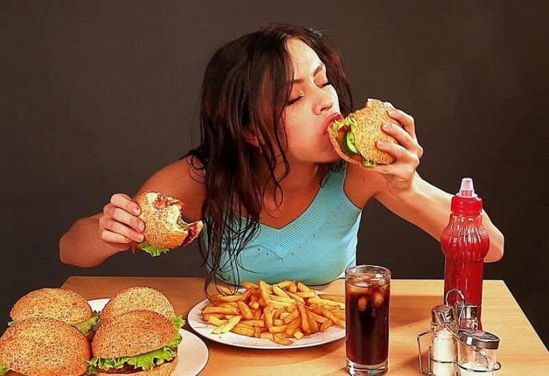 من الأكل العاطفي إلى السعادة.. خطوات بسيطة لتغيير عاداتك"