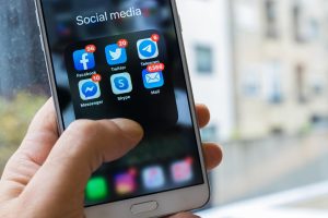 كيفية إخفاء التطبيقات على أجهزة iOS وAndroid