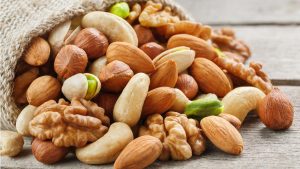 المكسرات نيئة أم محمصة أيهما أفضل ؟