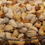 المكسرات نيئة أم محمصة أيهما أفضل ؟