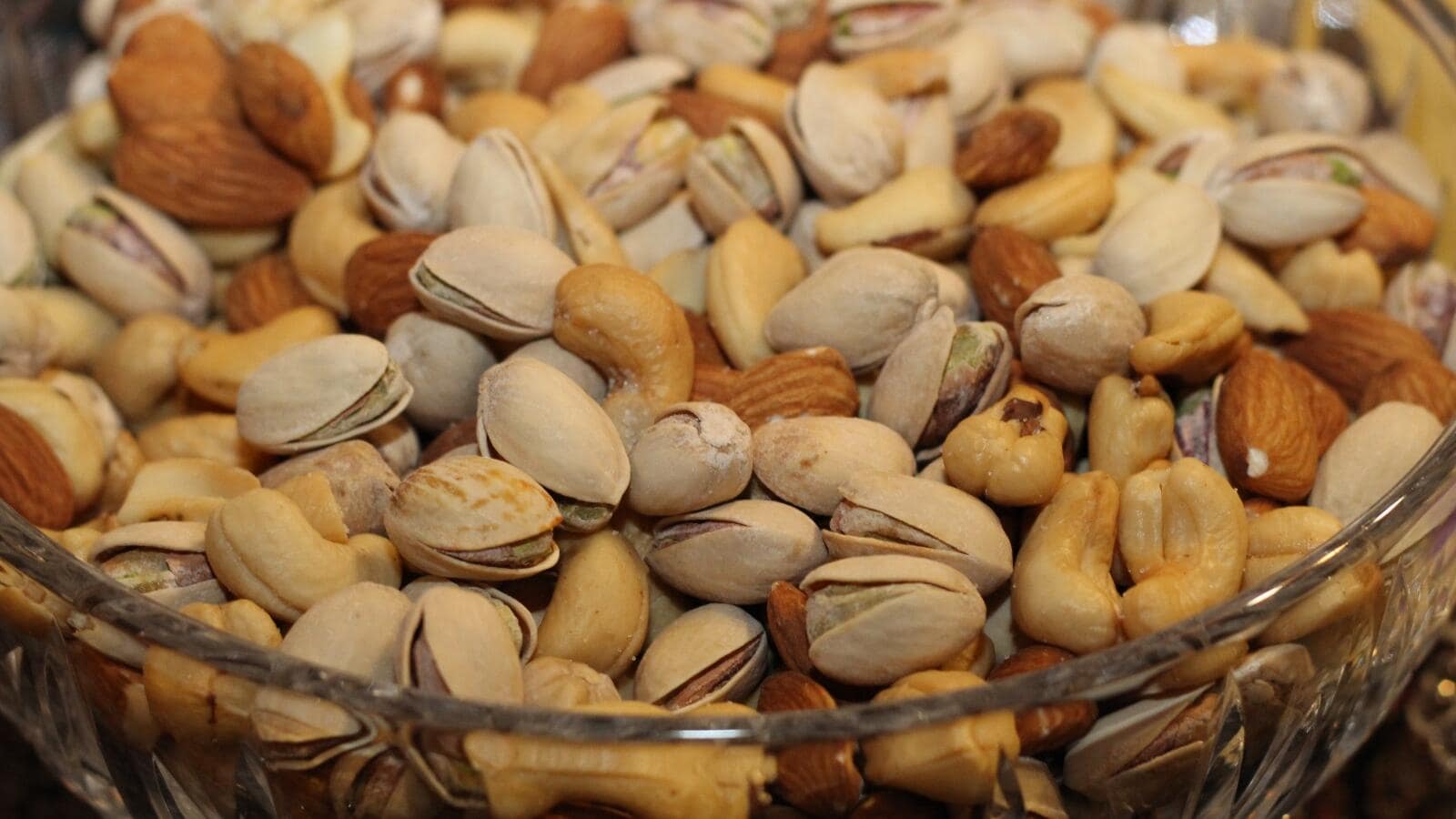 المكسرات نيئة أم محمصة أيهما أفضل ؟