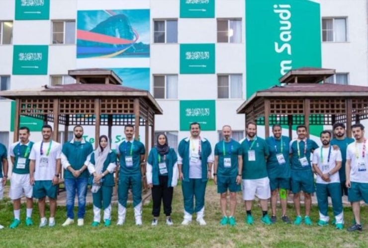 الأمير فهد بن جلوي يزور البعثة السعودية