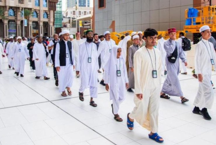 المشاركون في مسابقة الملك عبدالعزيز الدولية يزورن متحف برج الساعة