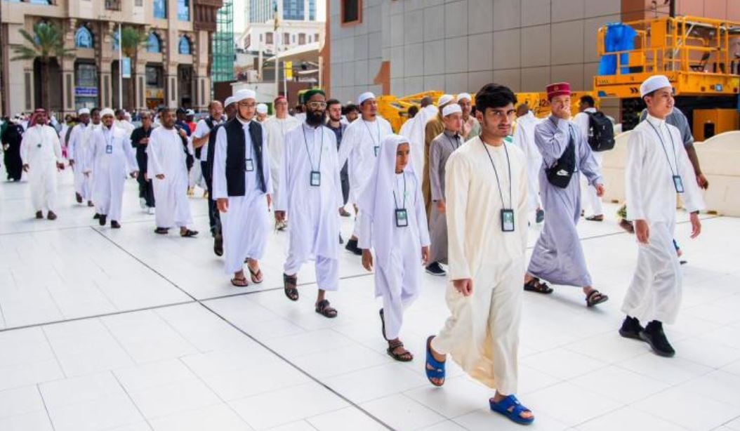 المشاركون في مسابقة الملك عبدالعزيز الدولية يزورن متحف برج الساعة