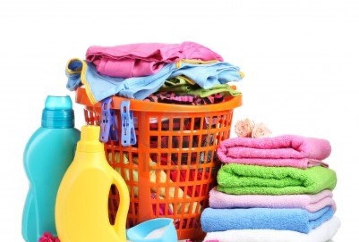 غسلي ملابسك كالمحترفين.. نصائح وحيل لروتين غسيل الملابس المثالي