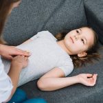 آلام البطن عند الأطفال: أسباب شائعة وطرق التعامل