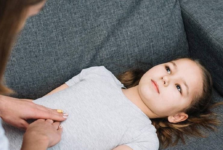 آلام البطن عند الأطفال: أسباب شائعة وطرق التعامل