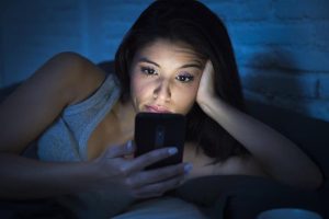 أضرار إضاءة الهاتف