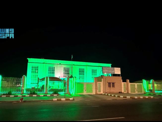 برج الإسكان ومباني الإدارات الحكومية بطريف تتزين باللون الأخضر ابتهاجًا باليوم الوطني الـ 94