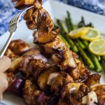 كباب الدجاج المشوي بالخوخ