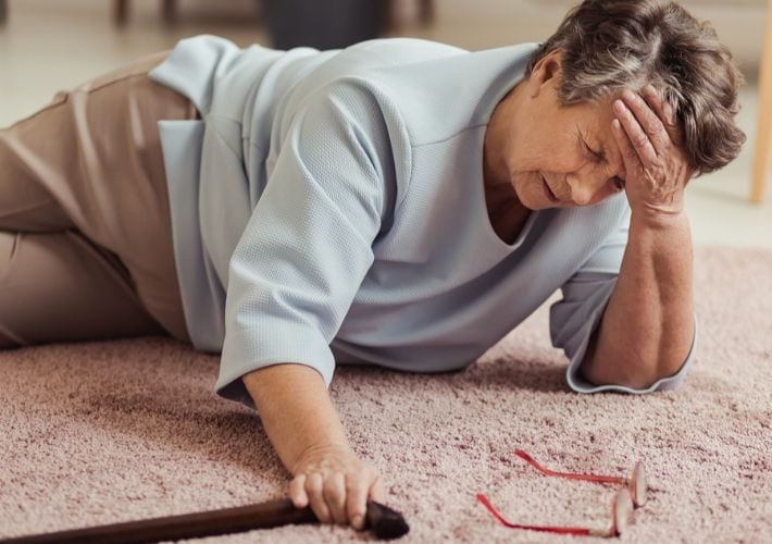 كيف نحمي كبار السن من السقوط المفاجئ