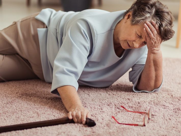 كيف نحمي كبار السن من السقوط المفاجئ