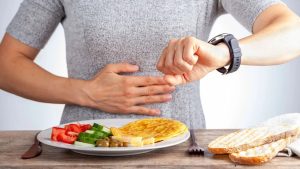 الصيام المتقطع وأنظمة التخلص من السموم.. هل هي فعالة حقًا؟