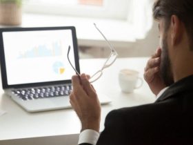 كيف يؤثر قضاء وقت طويل أمام الشاشات على شبكة العين: نصائح لمنع إجهاد العين