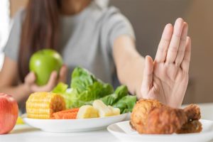 وفقًا لخبراء التغذية ..7 أطعمة لا تتناولها بدون طهي