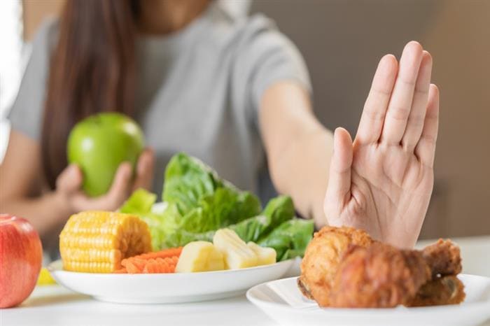 وفقًا لخبراء التغذية ..7 أطعمة لا تتناولها بدون طهي