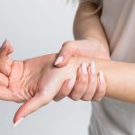 رعشة اليدين.. الأسباب وكيفية العلاج