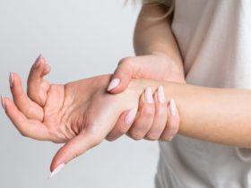 رعشة اليدين.. الأسباب وكيفية العلاج