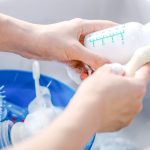 خطوة بخطوة: تعقيم زجاجات الرضاعة لحماية لطفلك