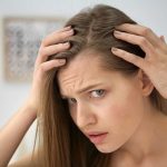 انحسار خط الشعر: أسبابه وطرق علاجه..وفقًا للخبراء