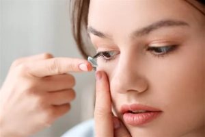 عدسات لاصقة