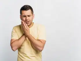 ألم الفك بسبب القلق.. الأسباب وكيفية تخفيفه