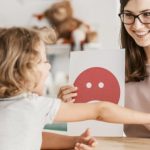 مساعدة الأطفال على فهم وإدارة مشاعرهم