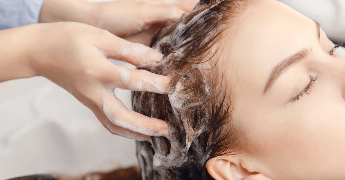 طرق طبيعية لـ تنظيف فروة الرأس ..اتبعيها