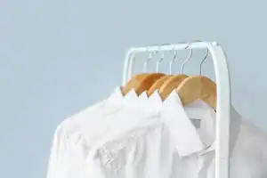 ملابس بيضاء