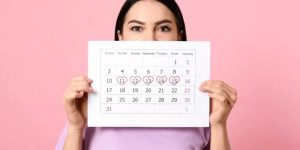 خاص |تناقص أيام الدورة الشهرية: هل هو أمر طبيعي؟ استشاري أمراض نسائية يجيب