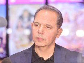 رامي إمام يروج لمسرحية "الباشا" قبل عرضها في "موسم الرياض"