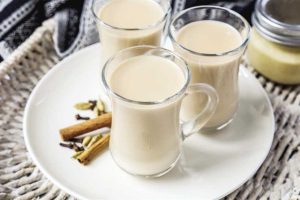 الشاي واللبن.. علاقة سامة خلف واجهة الحب يوضحها استاذ عقاقير طبية