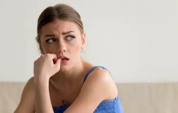 سوء النفسية وتأثيرها على البشرة