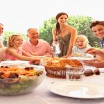 تجمع أفراد الأسرة لتناول الطعام