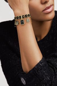 ساعات نسائية تتألق في سماء الشتاء
