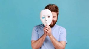 5 علامات في لغة الجسد تخبرك بكذب من يُحدثك.. انتبه لحركة يديه وعينيه