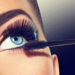 كيفية وضع الماسكارا بشكل صحيح.. اتبعي هذه الخطوات للتمتع بعينين جذابة
