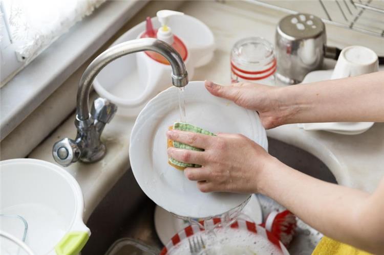 5 طرق لتنظيف الأواني دون استخدام صابون غسيل الأطباق