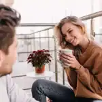 7 علامات تخبركِ بإعجاب الرجل بكِ.. لاحظي نظرة عينيه واهتمامه