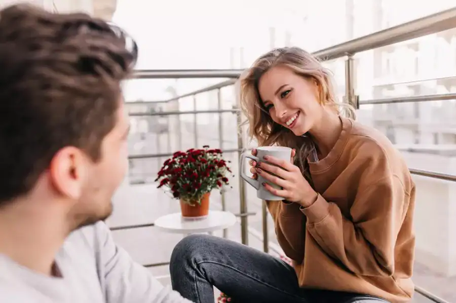 7 علامات تخبركِ بإعجاب الرجل بكِ.. لاحظي نظرة عينيه واهتمامه