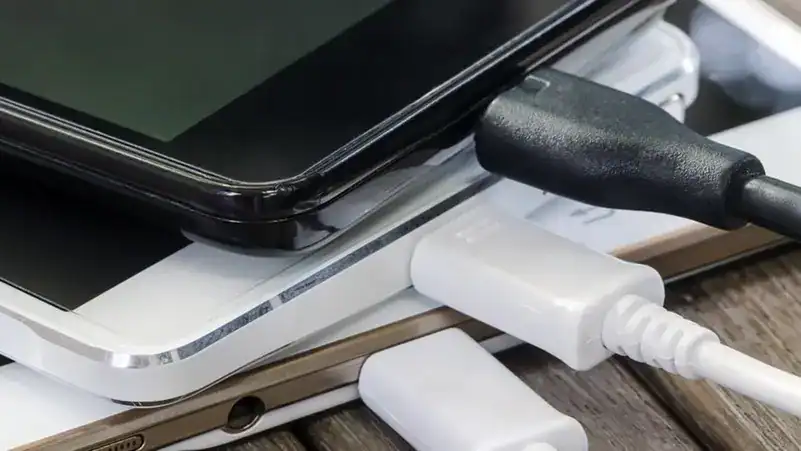 السعودية تبدأ تطبيق توحيد منافذ شحن الأجهزة الإلكترونية بـ "USB Type-C"