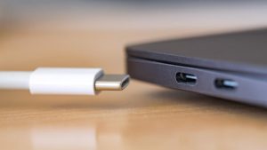 السعودية تبدأ تطبيق توحيد منافذ شحن الأجهزة الإلكترونية بـ "USB Type-C"