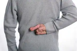 5 علامات في لغة الجسد تخبرك بكذب من يُحدثك.. انتبه لحركة يديه وعينيه